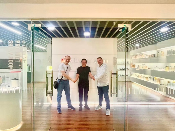 Una delegación rusa visita WHENZHOU SGL AUTO PARTS CO.,LTD. para discutir cooperación estratégica.